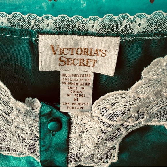 1980’s GREEN SATIN AND IVORY LACE CAMI BUTTON FRONT TOP PEARLS SIZE MEDIUM - Picture 2 of 7